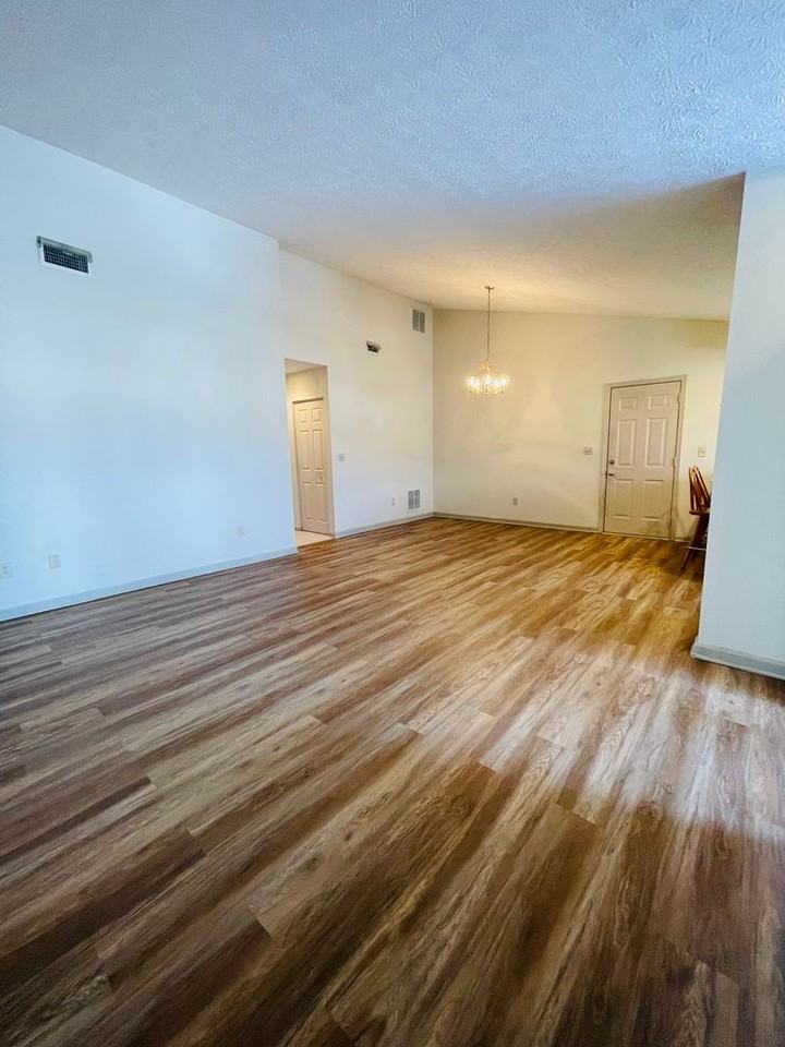 284 Emerald Dr - Photo 5 of 17