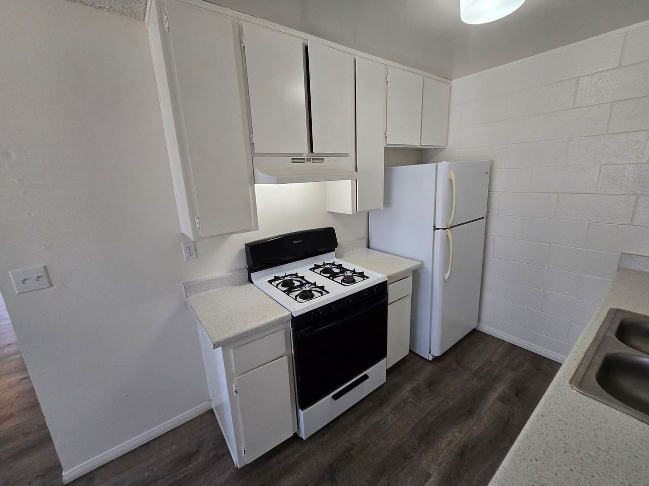 2336 E 14th St - Photo 4 of 14