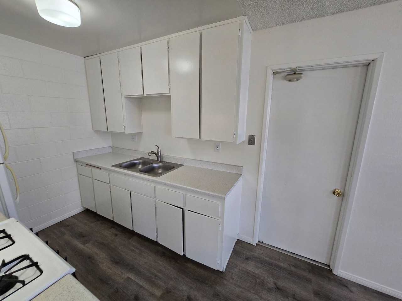 2336 E 14th St - Photo 5 of 14