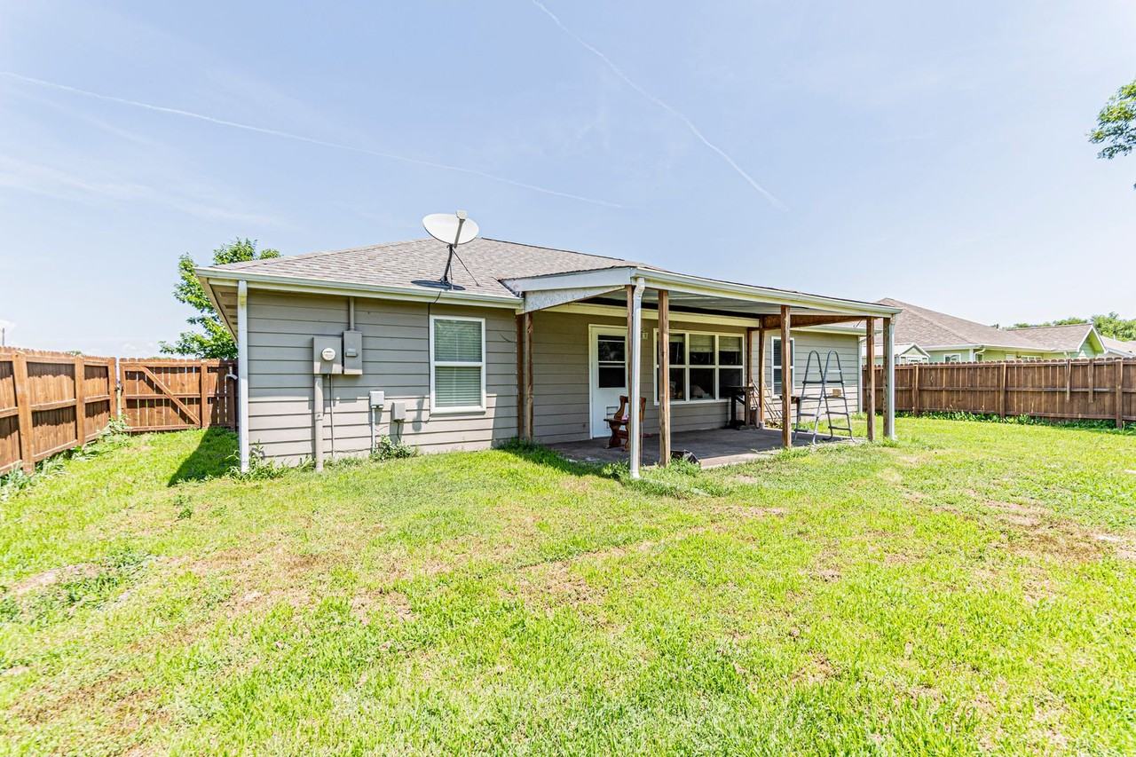 1779 W 14th St - Photo 2 of 25