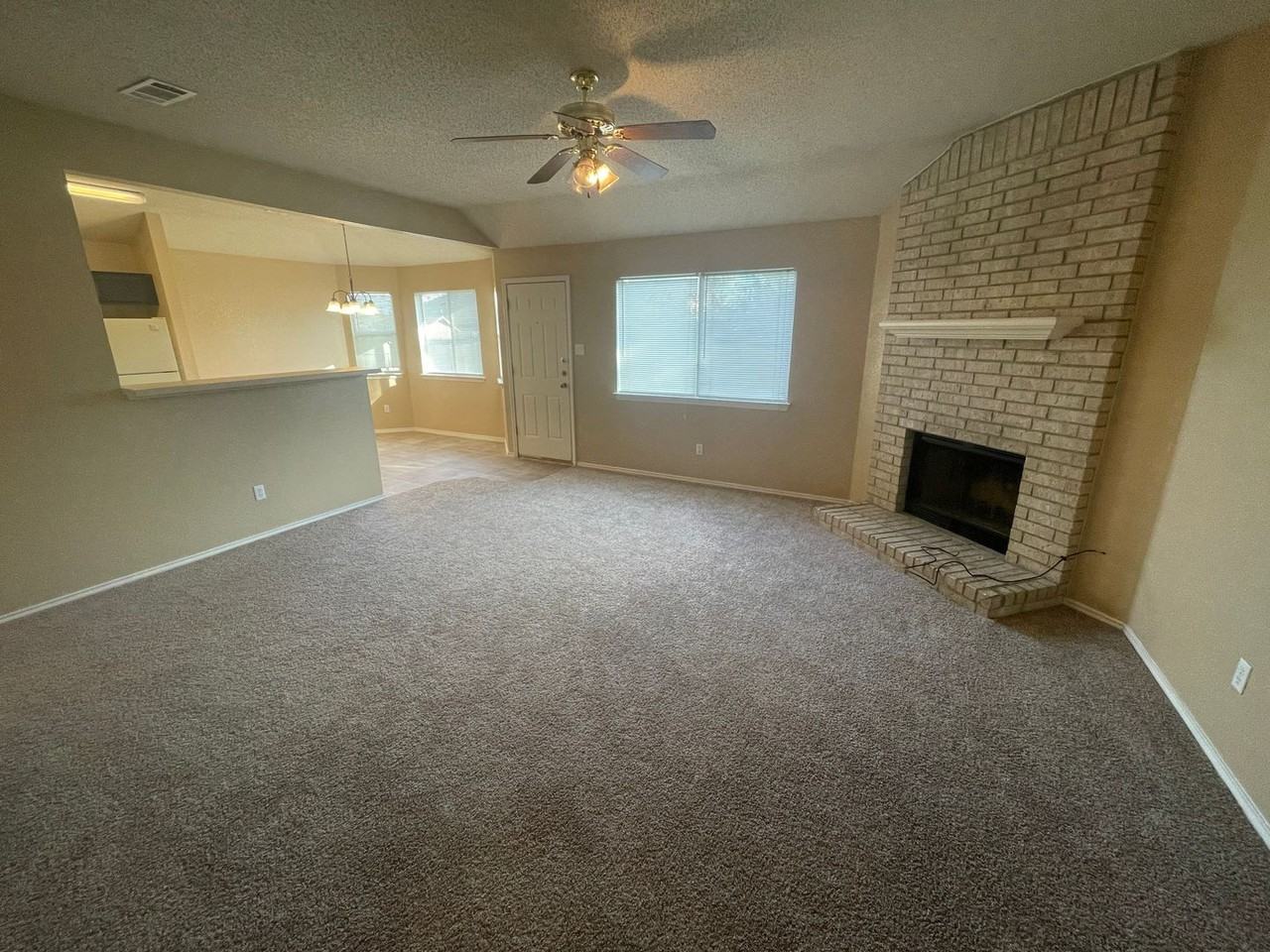 5006 Glenoak Dr - Photo 2 of 17