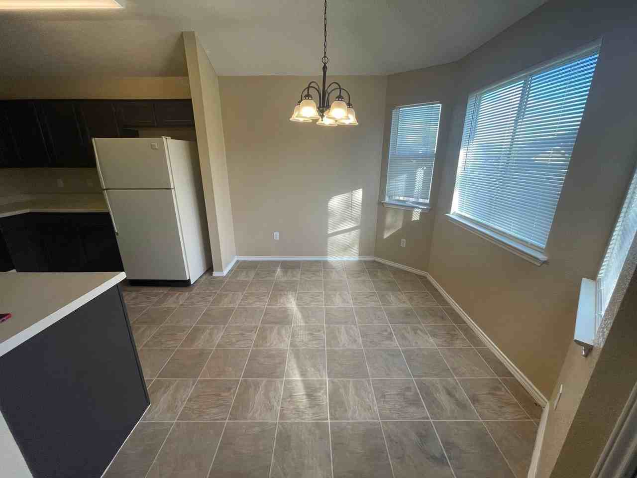 5006 Glenoak Dr - Photo 5 of 17