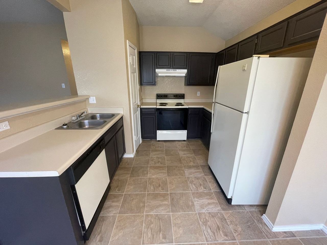 5006 Glenoak Dr - Photo 6 of 17