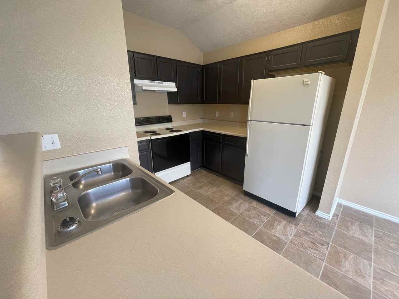 5006 Glenoak Dr - Photo 7 of 17