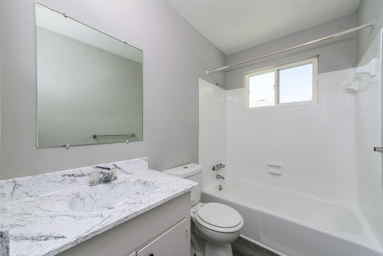 9203 NW 60th St - Photo 6 of 11