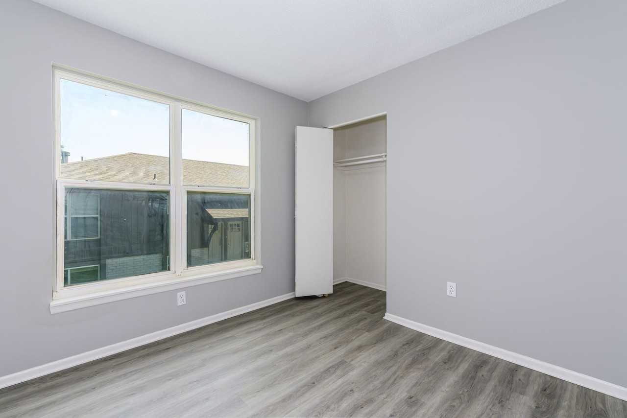 9203 NW 60th St - Photo 7 of 11