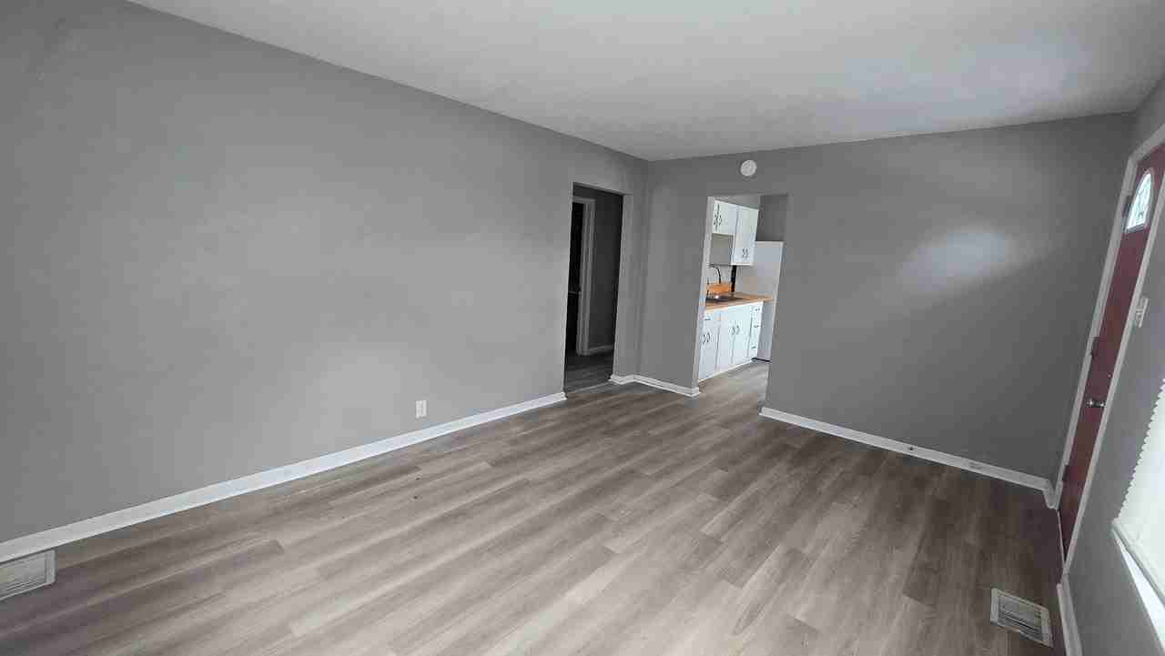 2406 E 8th St - Photo 2 of 8