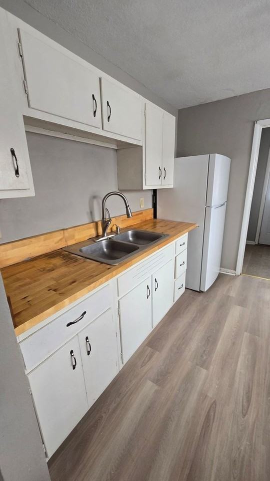 2406 E 8th St - Photo 3 of 8