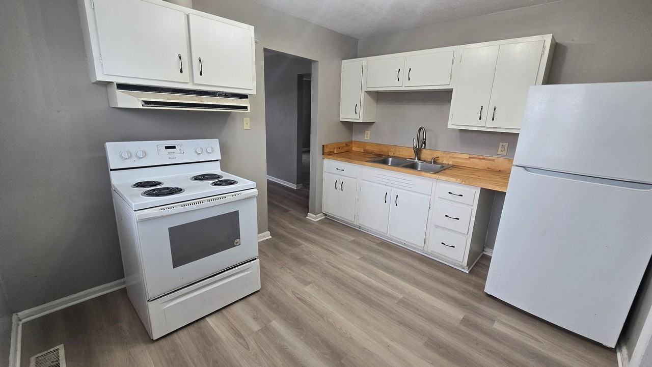 2406 E 8th St - Photo 4 of 8