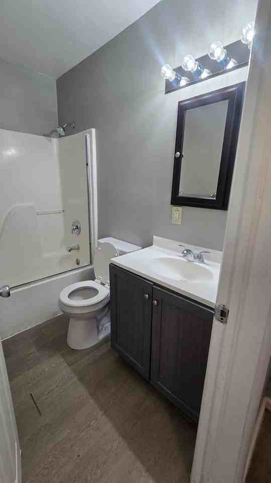 2406 E 8th St - Photo 6 of 8