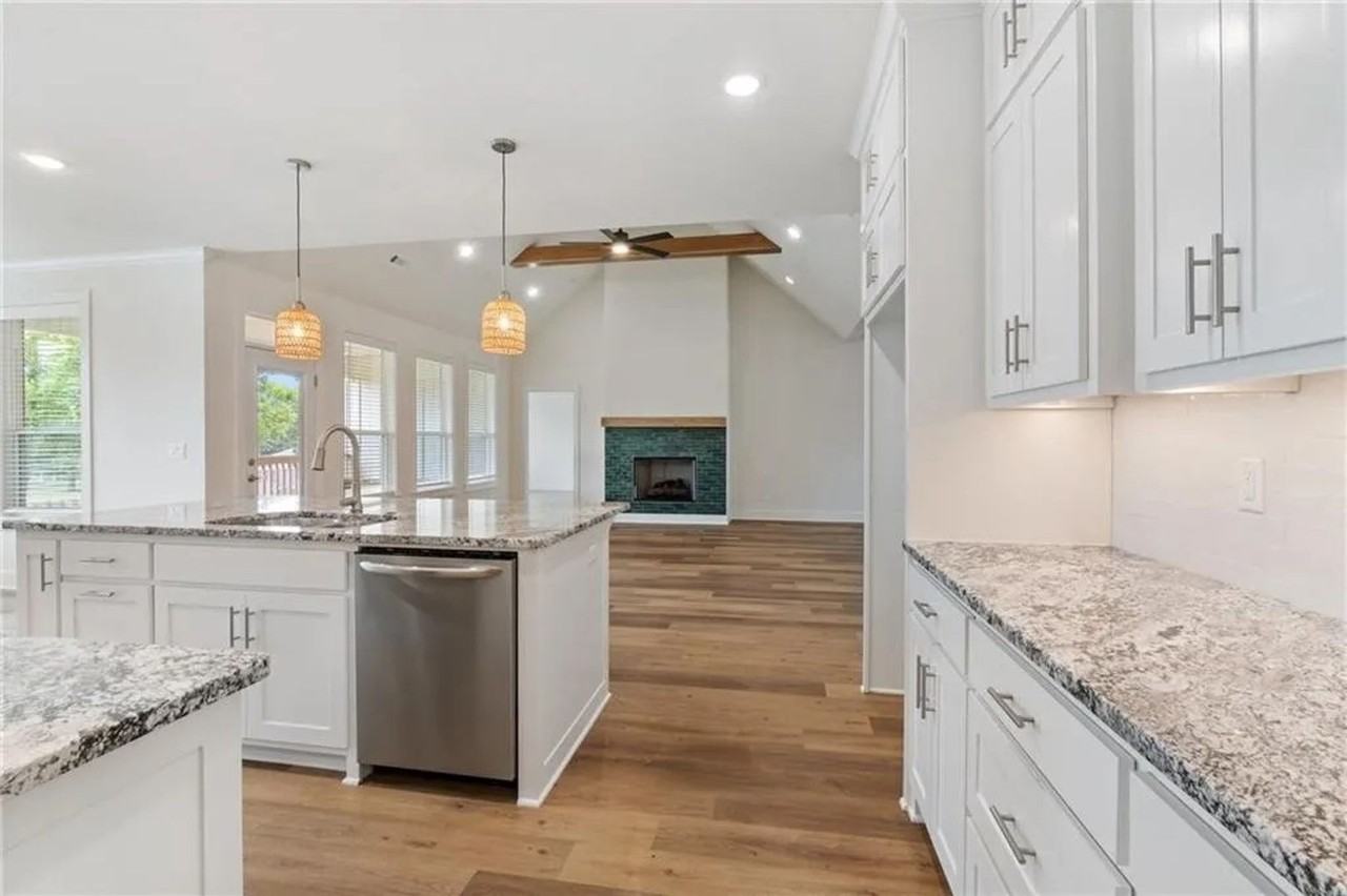 807 Mueller Way - Photo 3 of 31