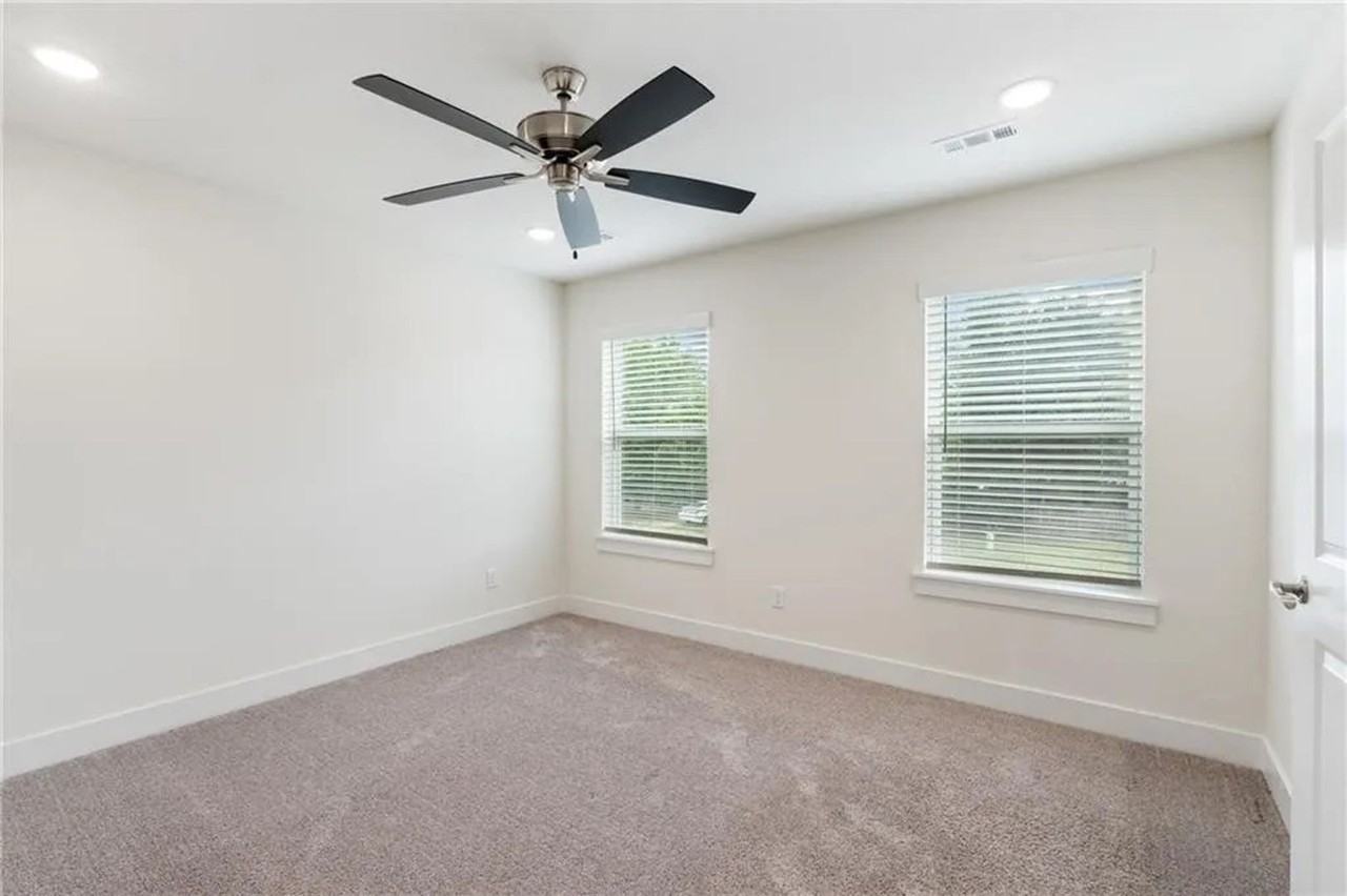 807 Mueller Way - Photo 5 of 31