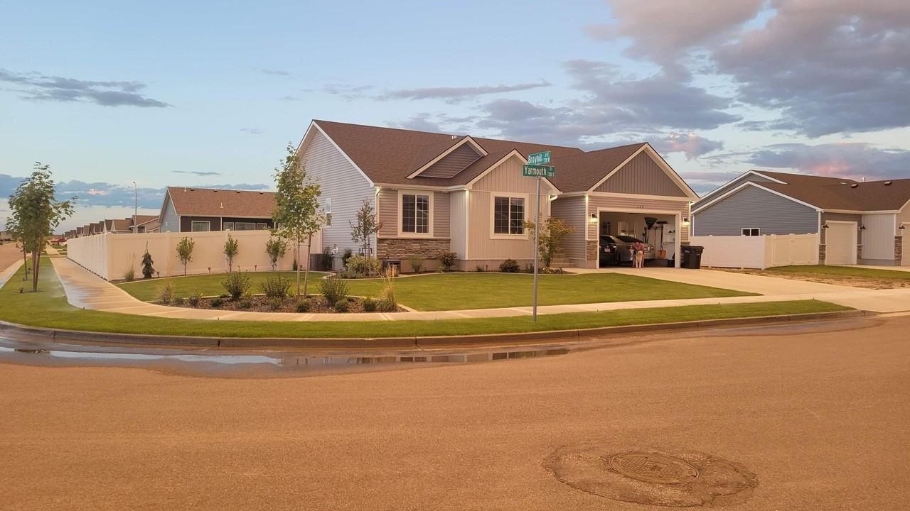 698 W Yarmouth St - Photo 4 of 50