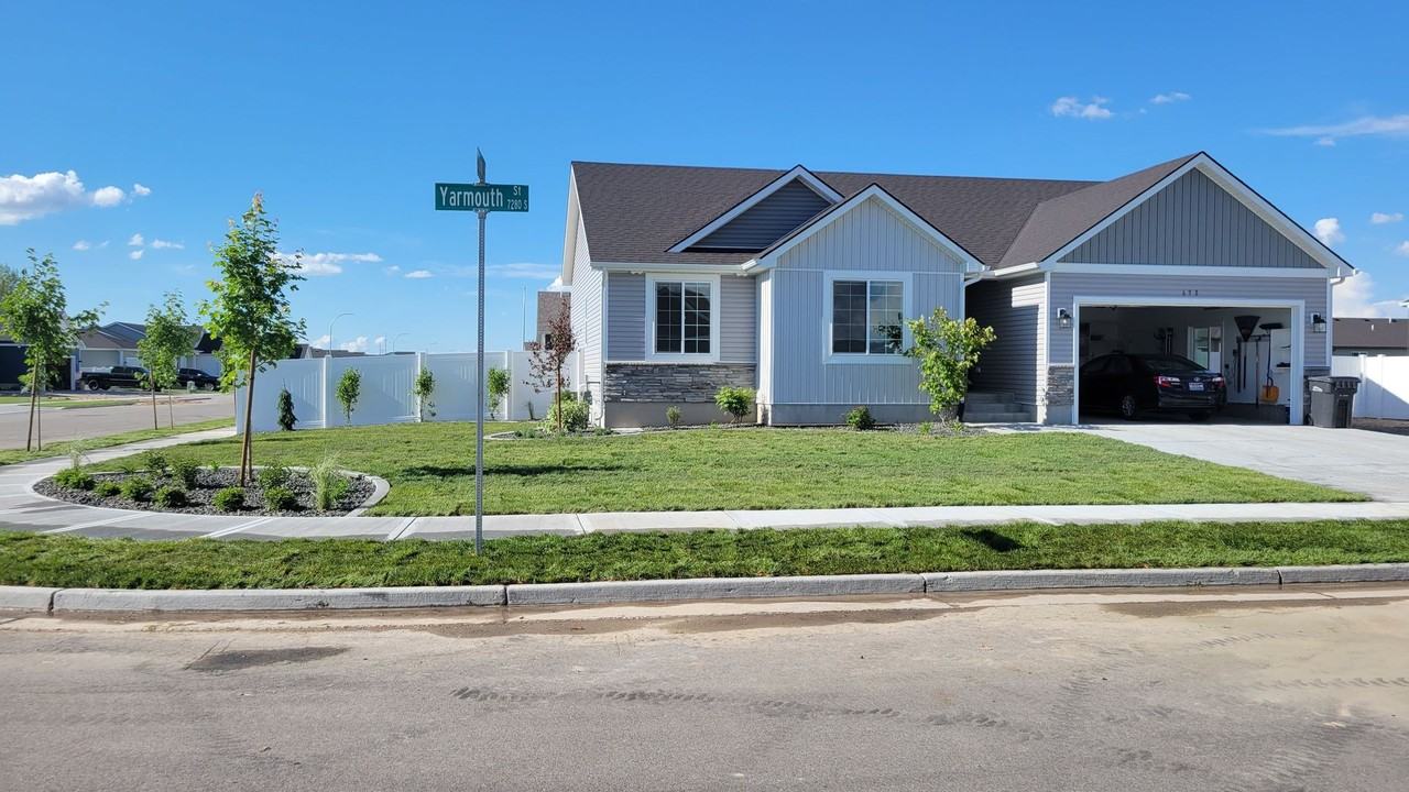 698 W Yarmouth St - Photo 6 of 50