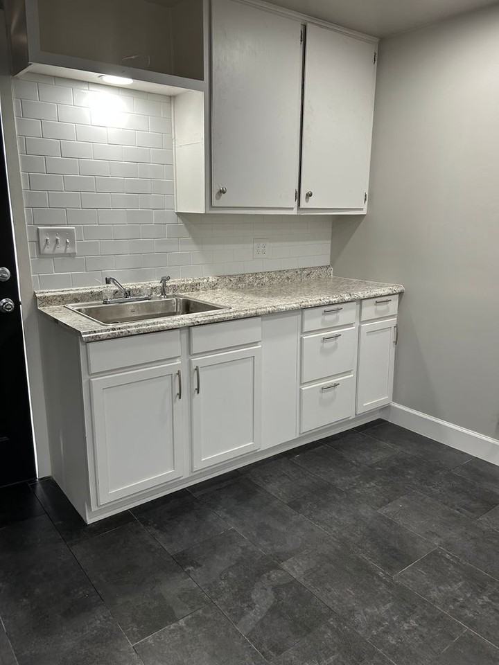 806 Lexington St - Photo 2 of 8