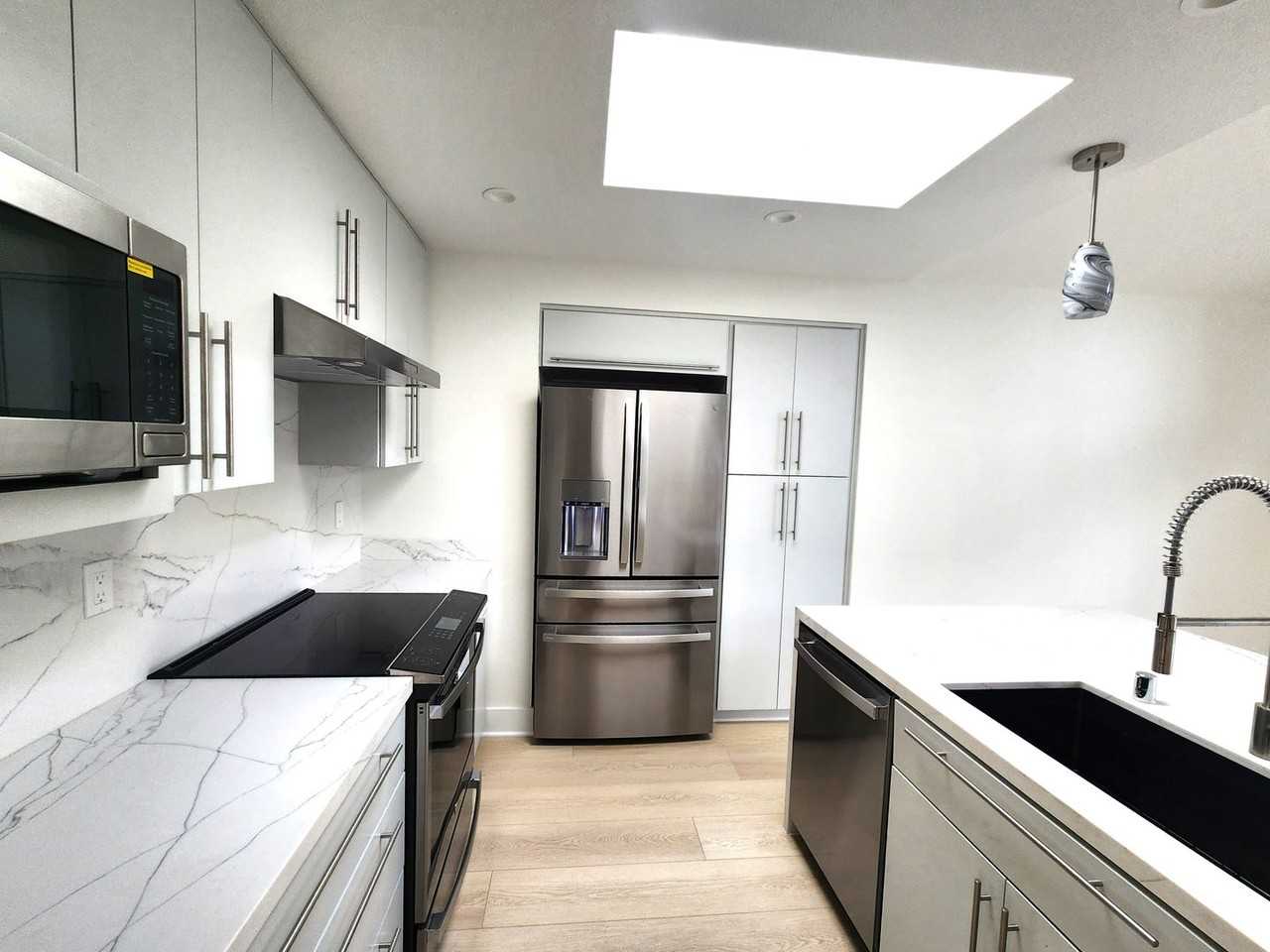 1635 Redwood Ave - Photo 2 of 18