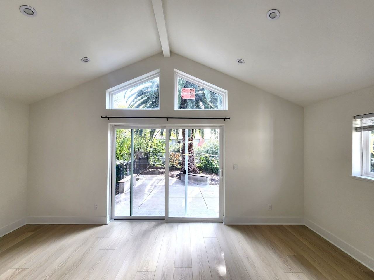 1635 Redwood Ave - Photo 5 of 18