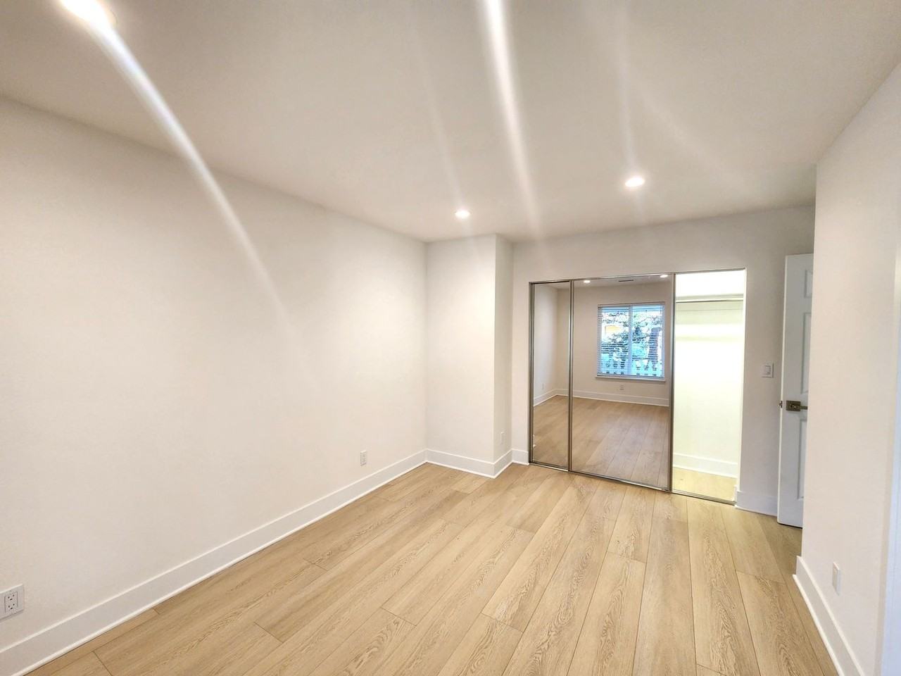 1635 Redwood Ave - Photo 7 of 18