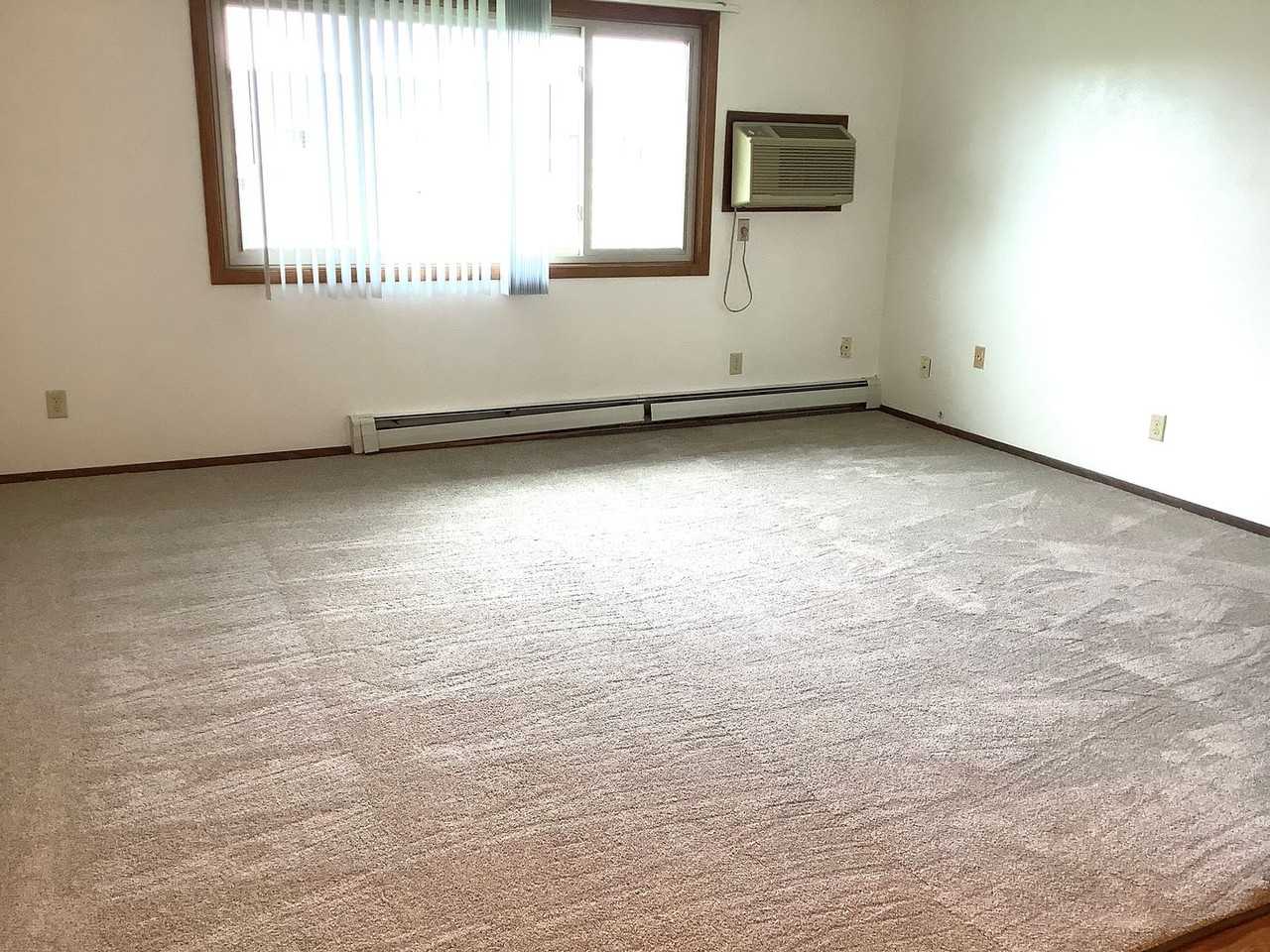 Royal Manor Apartments - Photo 3 of 14