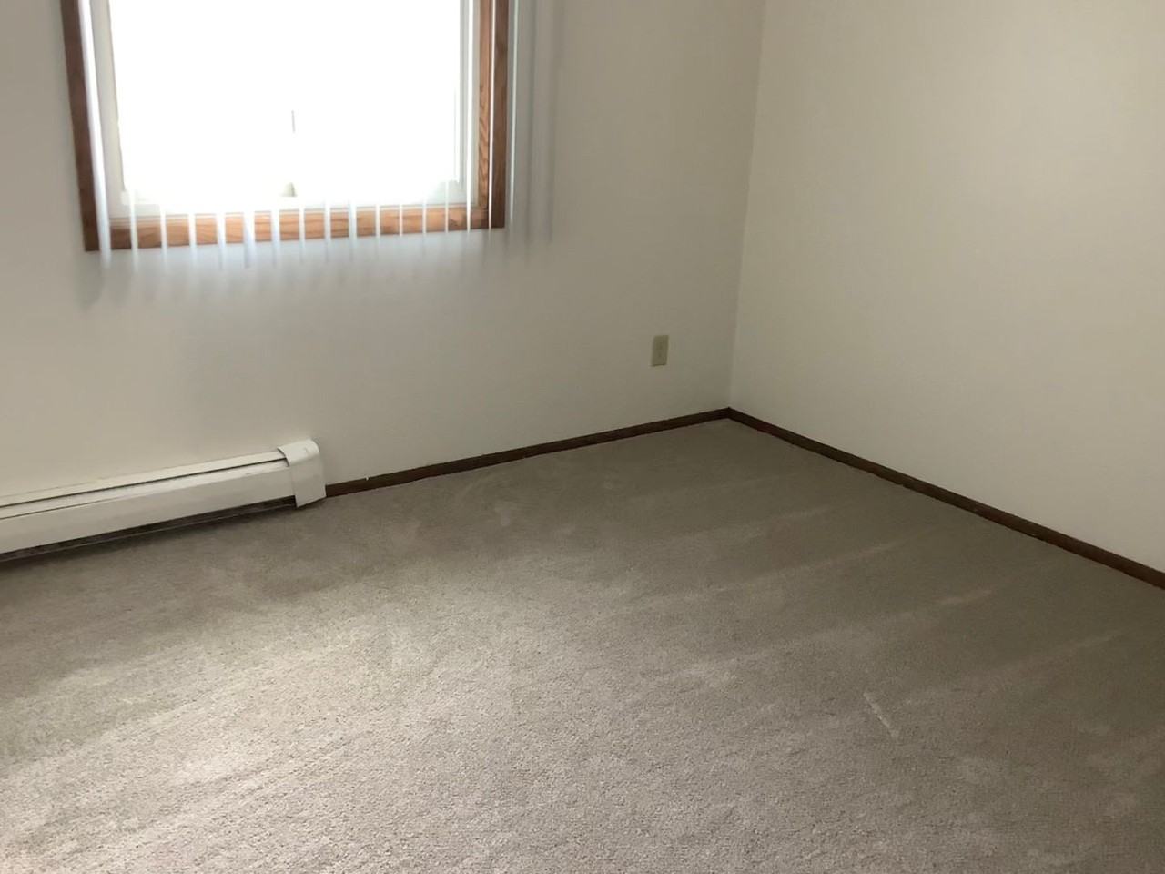 Royal Manor Apartments - Photo 4 of 14