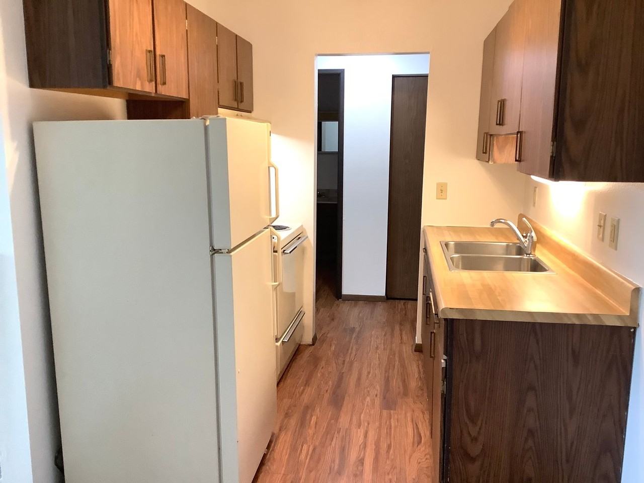 Royal Manor Apartments - Photo 5 of 14