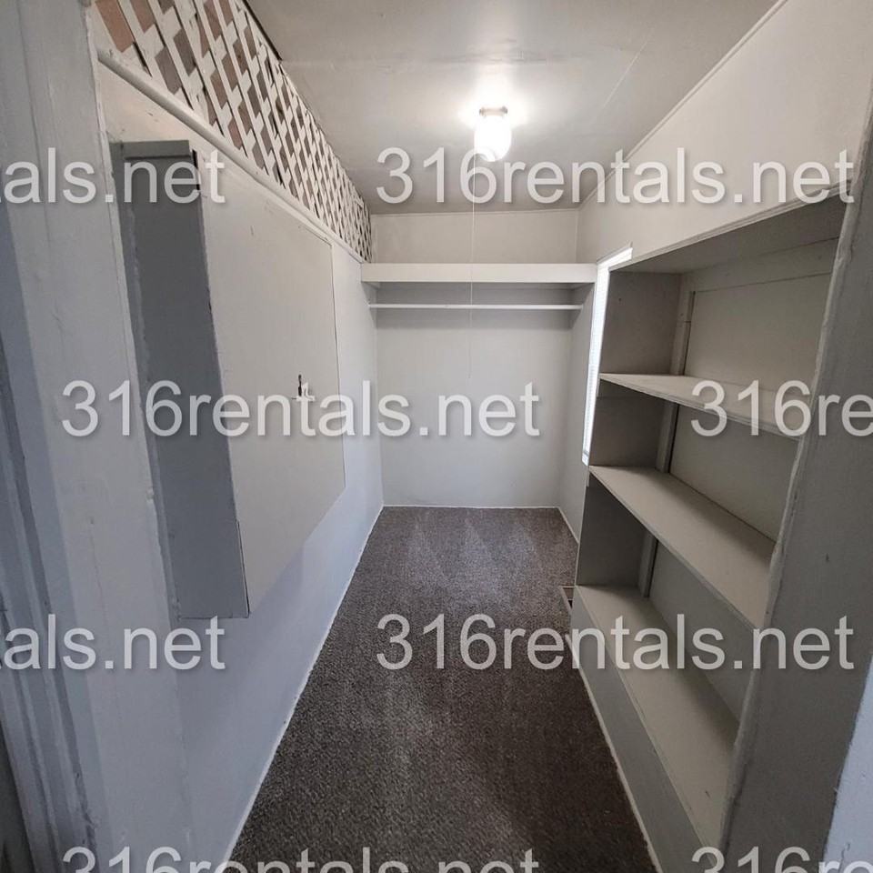 207 W 2nd St - Photo 3 of 8