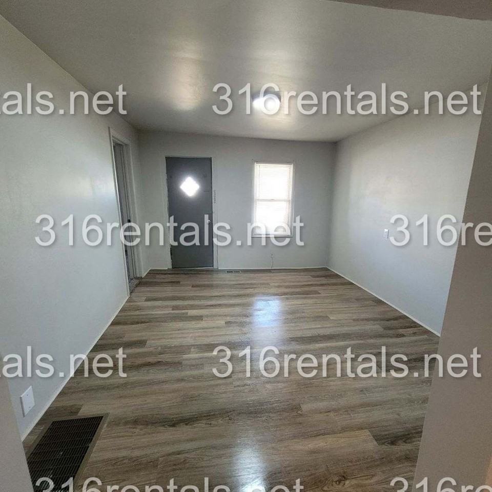 207 W 2nd St - Photo 6 of 8