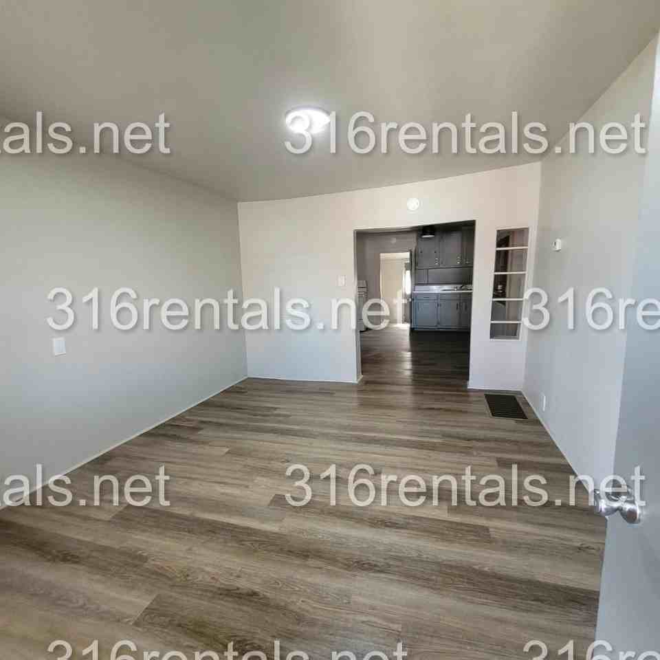 207 W 2nd St - Photo 7 of 8