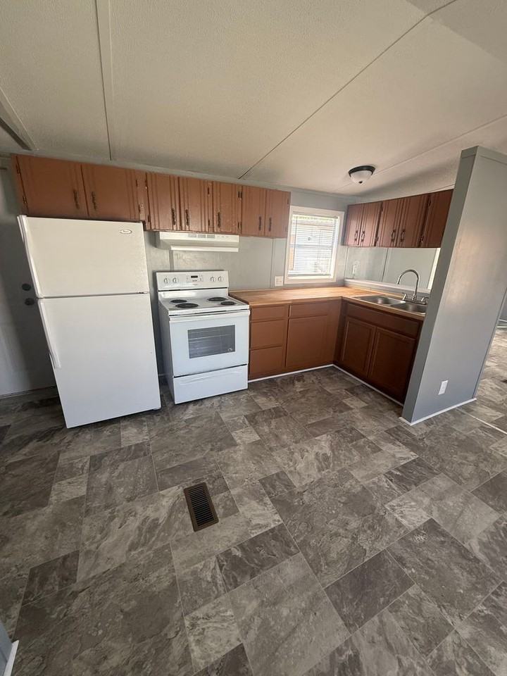 215 W Strider St - Photo 5 of 7