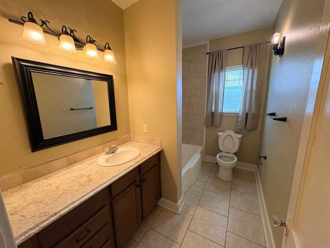 138 Richard St - Photo 4 of 9