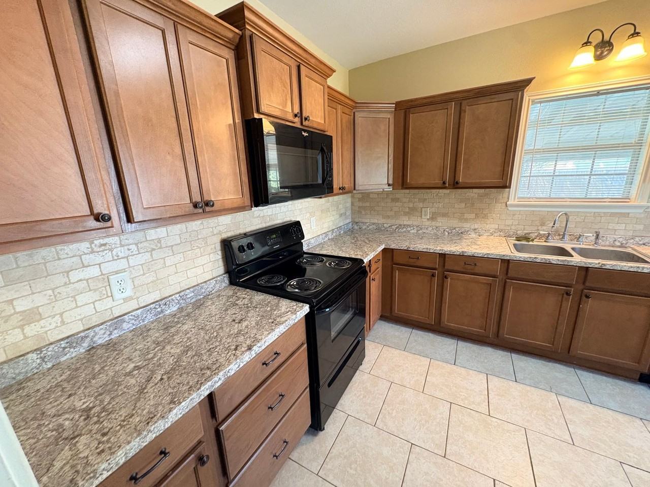 138 Richard St - Photo 7 of 9