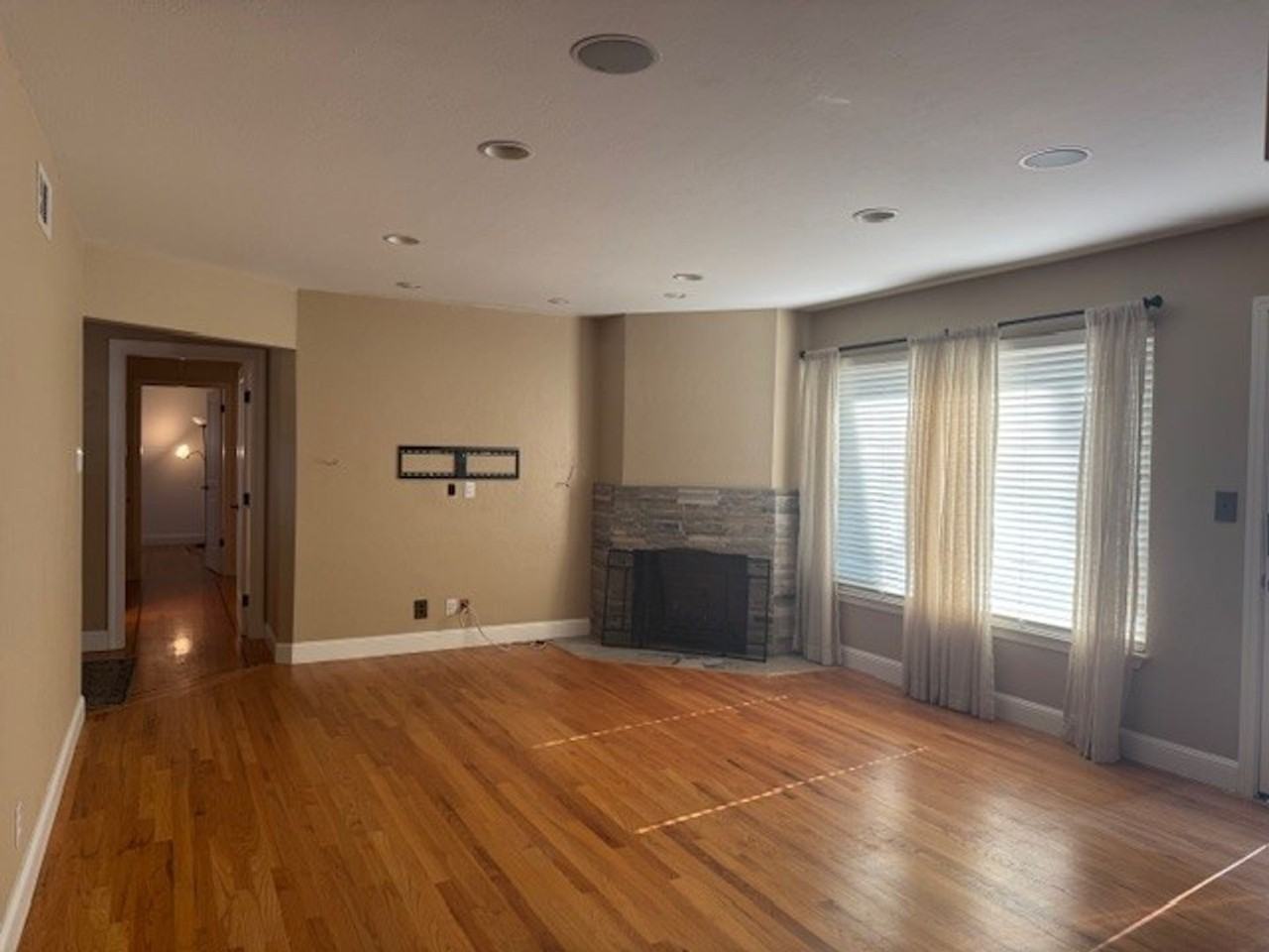 2379 Markham Ave - Photo 3 of 19