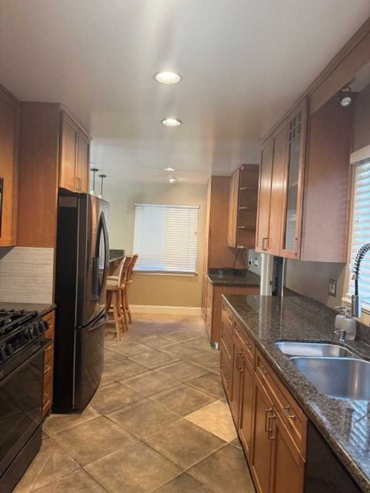 2379 Markham Ave - Photo 4 of 19