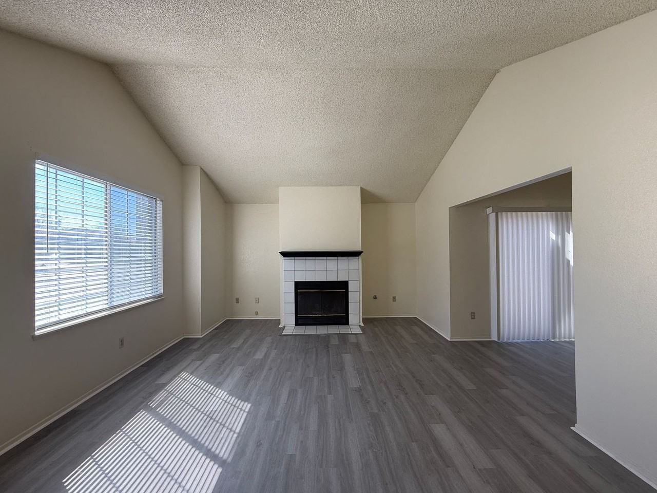 2829 San Luis Dr - Photo 2 of 20