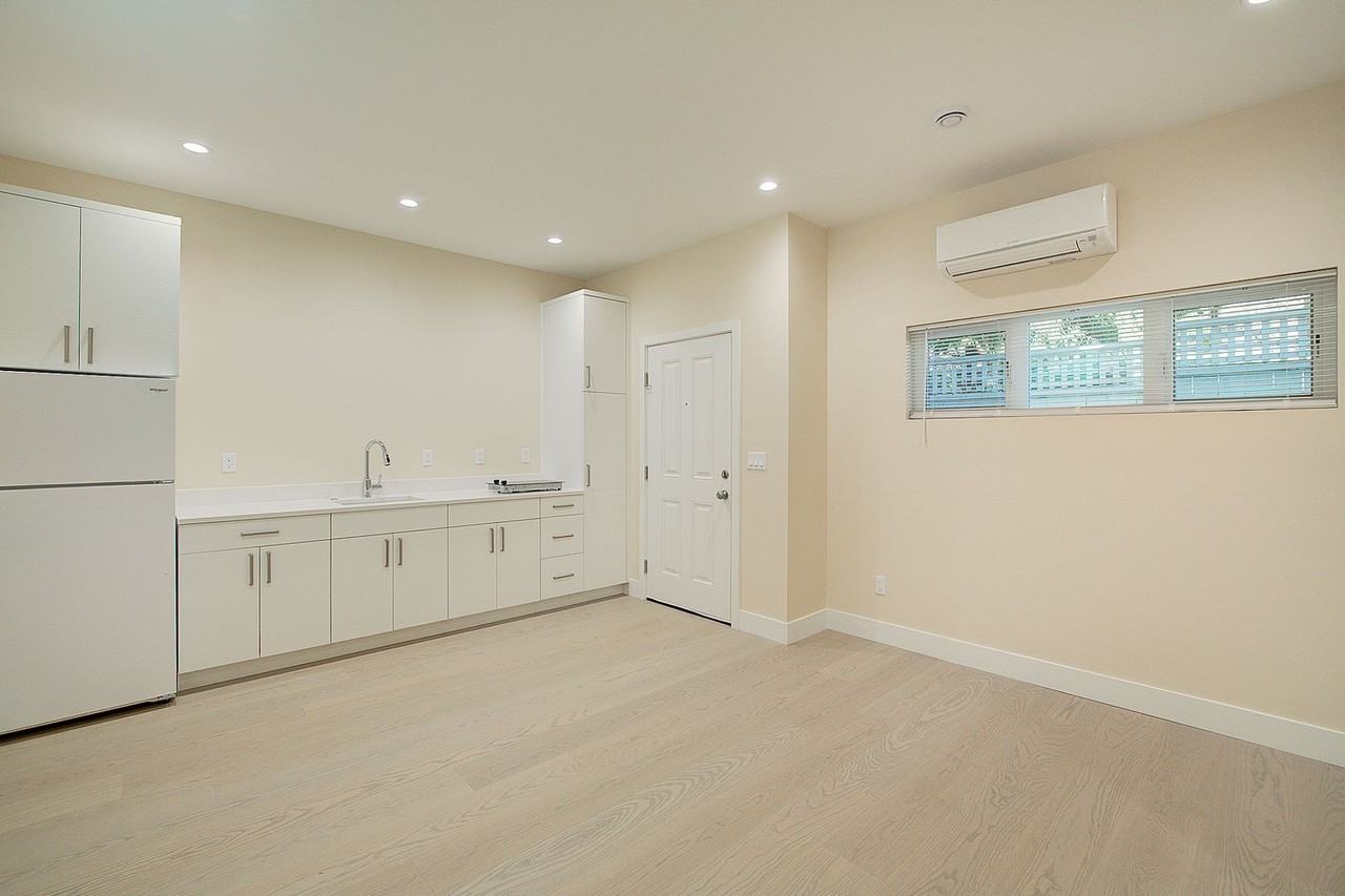 1210 Ne 95th St #B - Photo 2 of 9