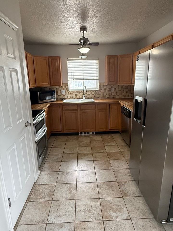 1325 Lincoln Ave - Photo 2 of 10