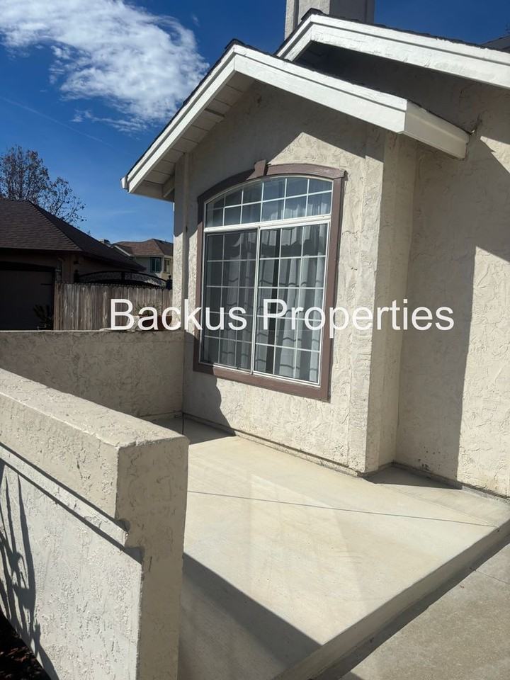 18 Suffield Cir - Photo 2 of 35