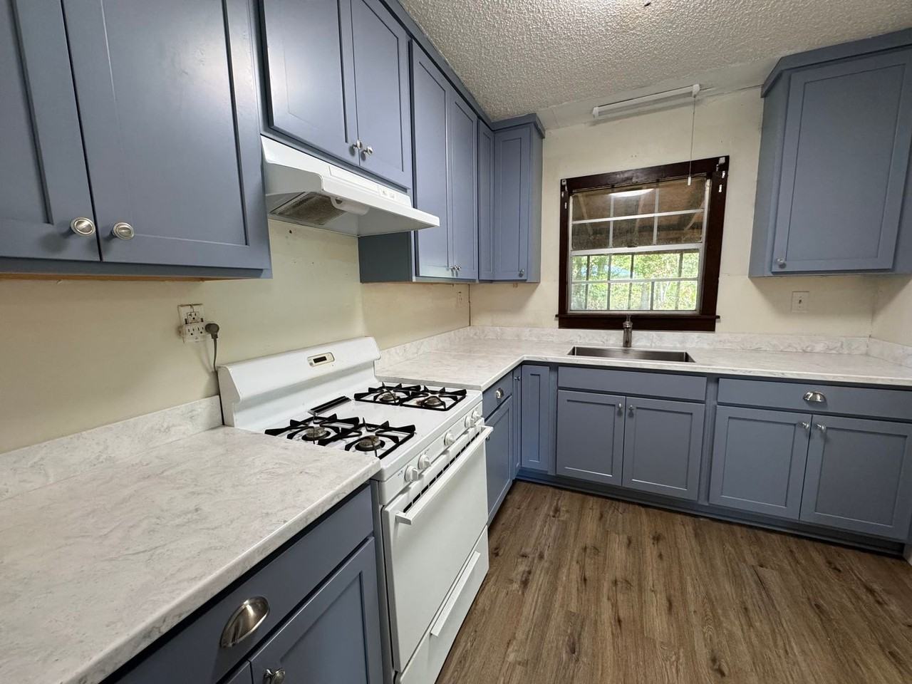 403 Helvenston St Se - Photo 3 of 7