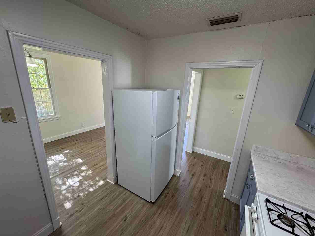 403 Helvenston St Se - Photo 4 of 7