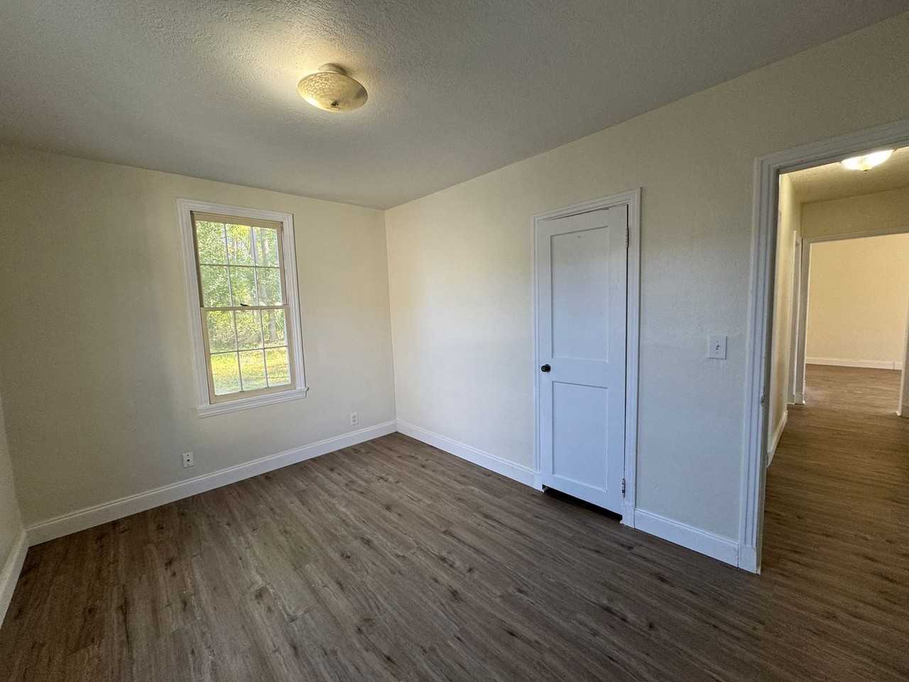 403 Helvenston St Se - Photo 6 of 7