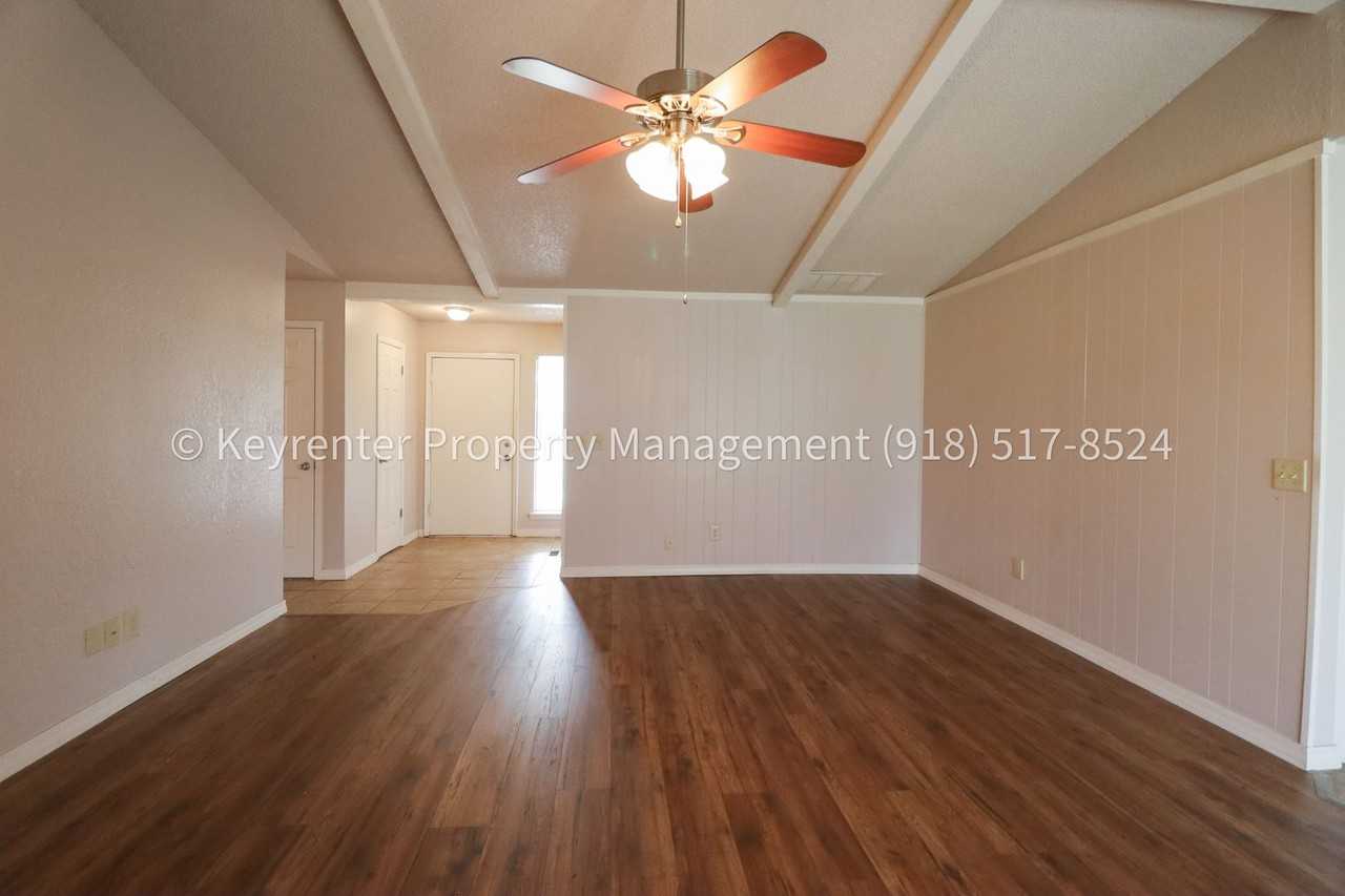 14841 E 32nd St - Photo 7 of 27