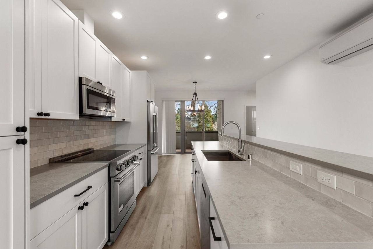 18512 Wallingford Ave N - Photo 6 of 23