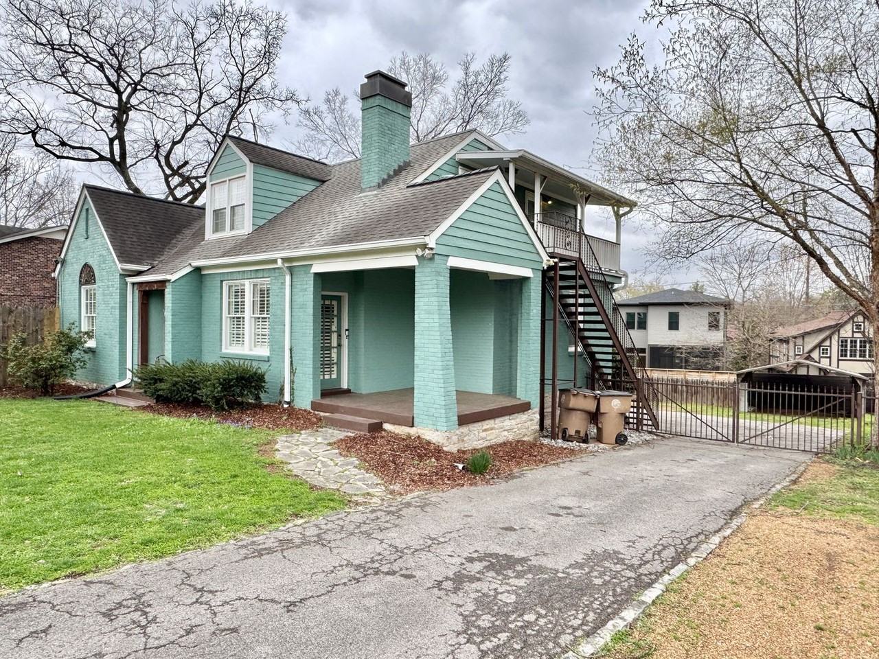 1002 Sutton Hill Rd - Photo 2 of 44