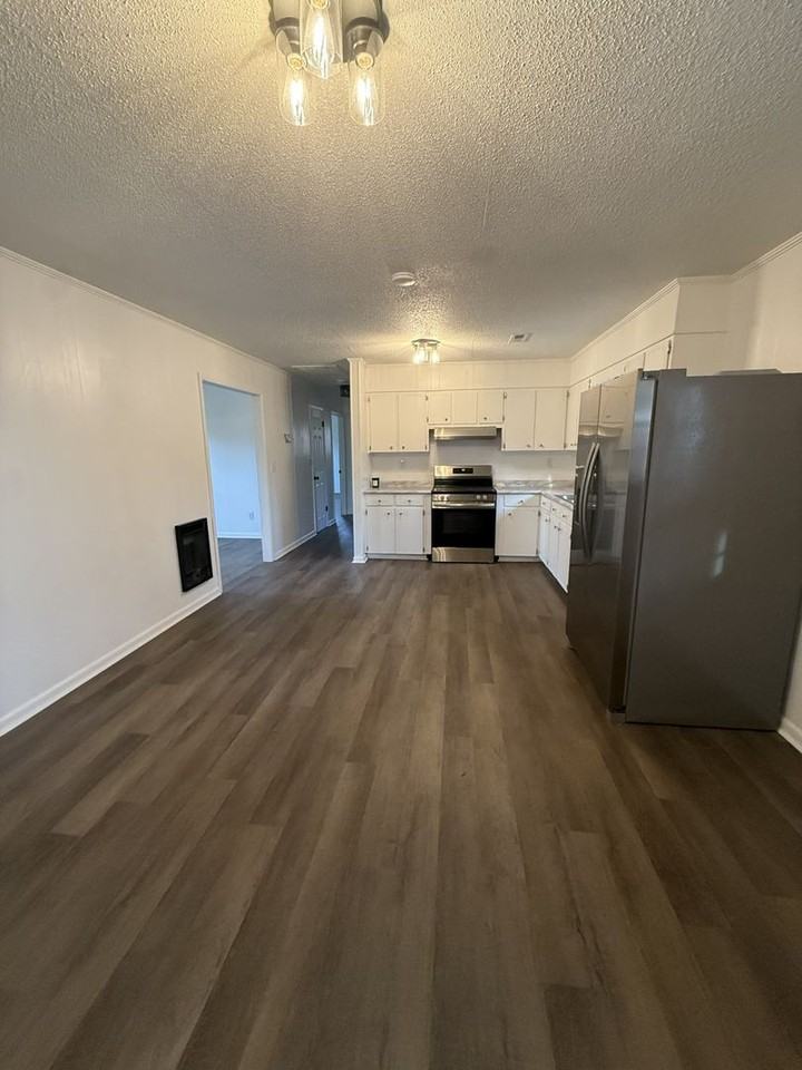 112 Edna St - Photo 4 of 17