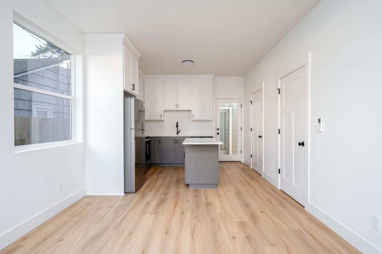 12096 Se Market St - Photo 4 of 23