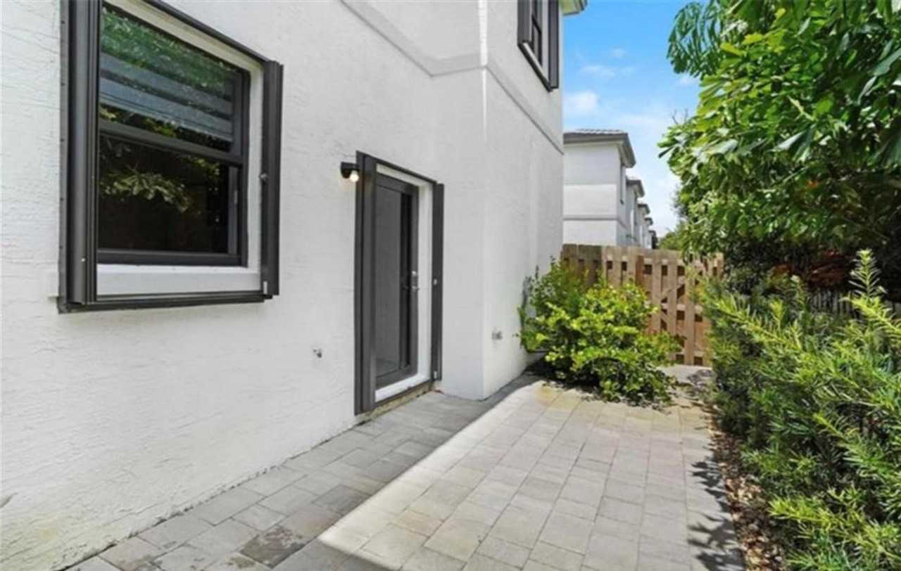 1513 Sw 28th St - Photo 5 of 12