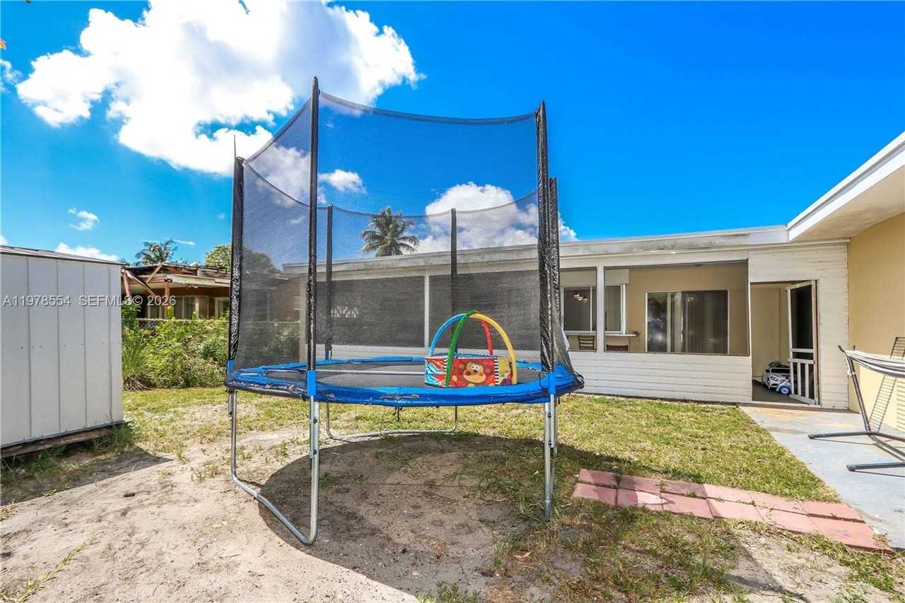 7769 Biltmore Blvd - Photo 3 of 20