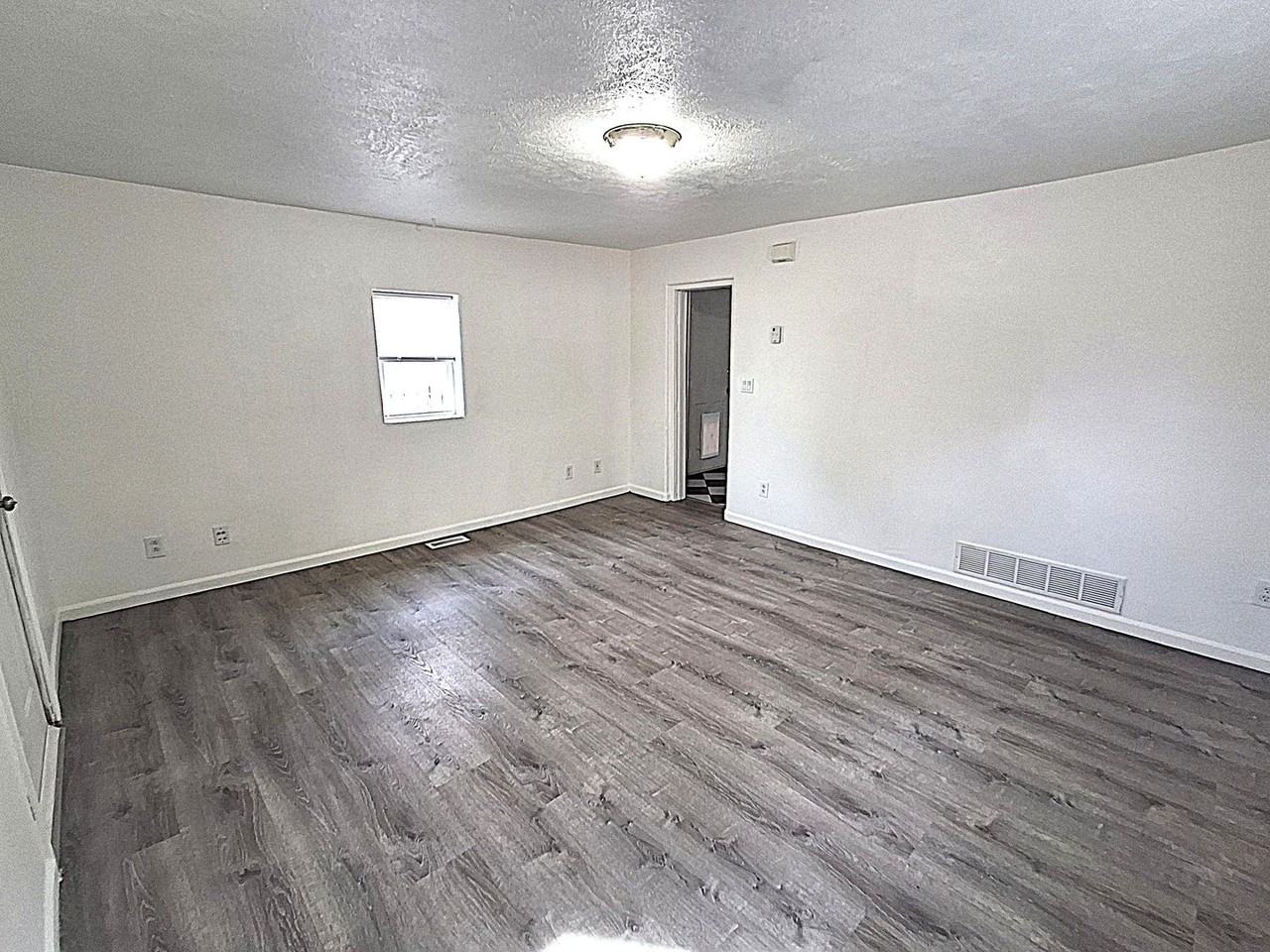 1012 Stone Ave - Photo 3 of 10