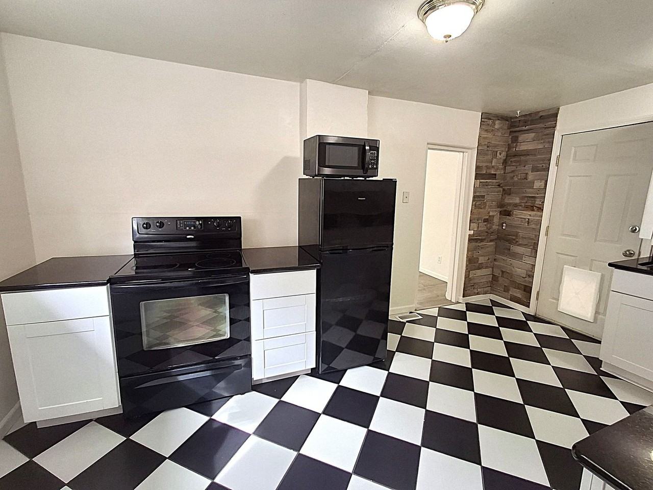 1012 Stone Ave - Photo 5 of 10