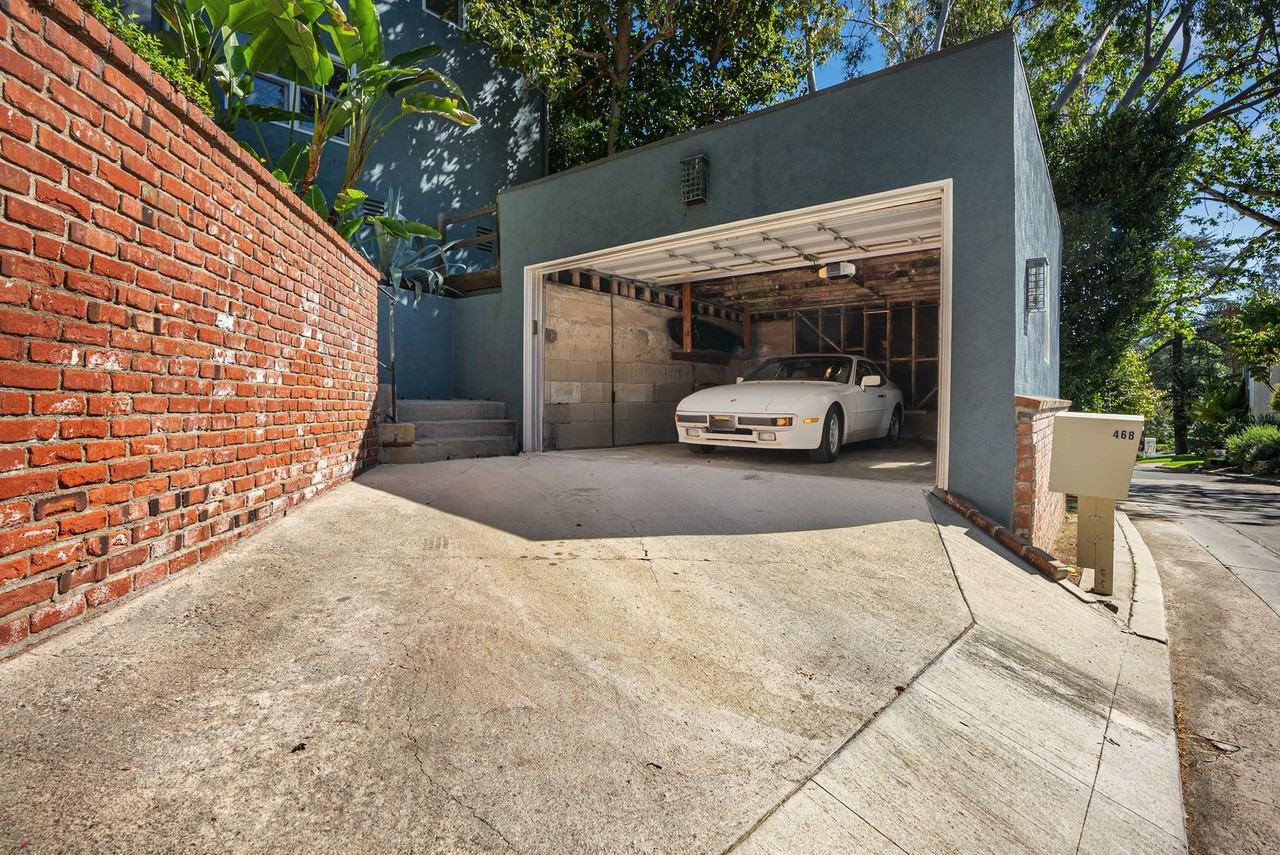 468 Glen Holly Dr - Photo 3 of 36